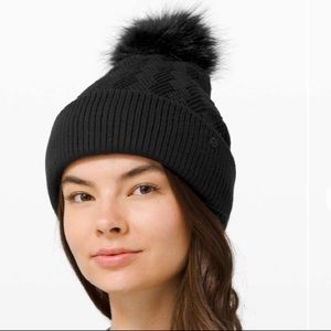 NEW Lululemon Sherpa Weave Pom Beanie
Black